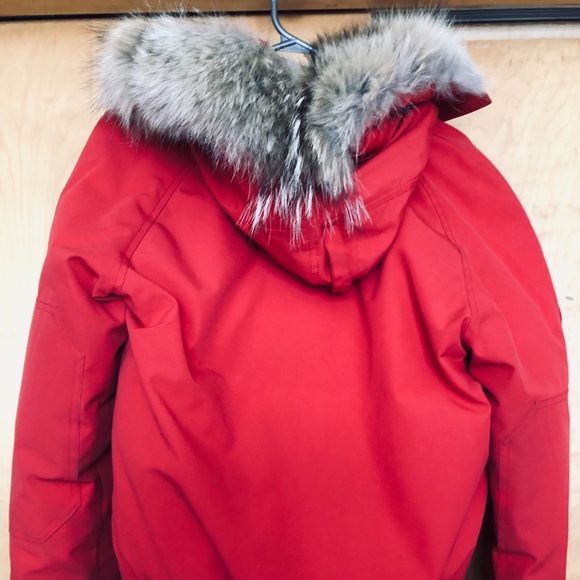 a red jacket (bomber) Canada Goose 🇨🇦 - Picture 5 of 6